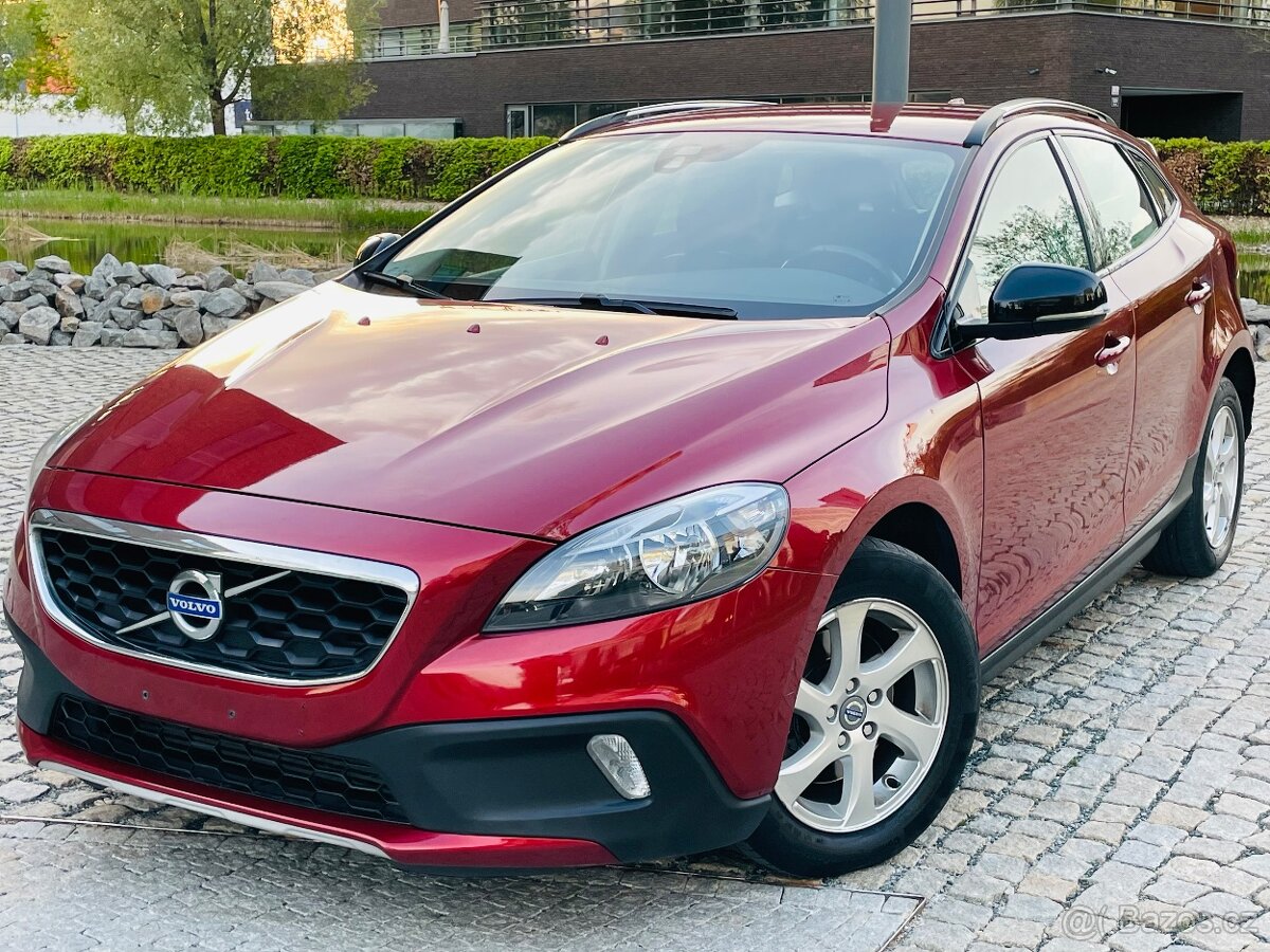 Volvo V40 T4 BENZÍN 132KW MAN KAMERA SERVISKA CROSS COUNTRY