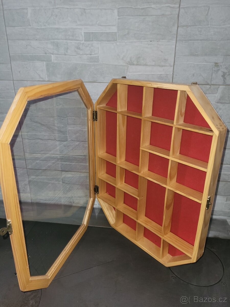 skříňka na miniatury