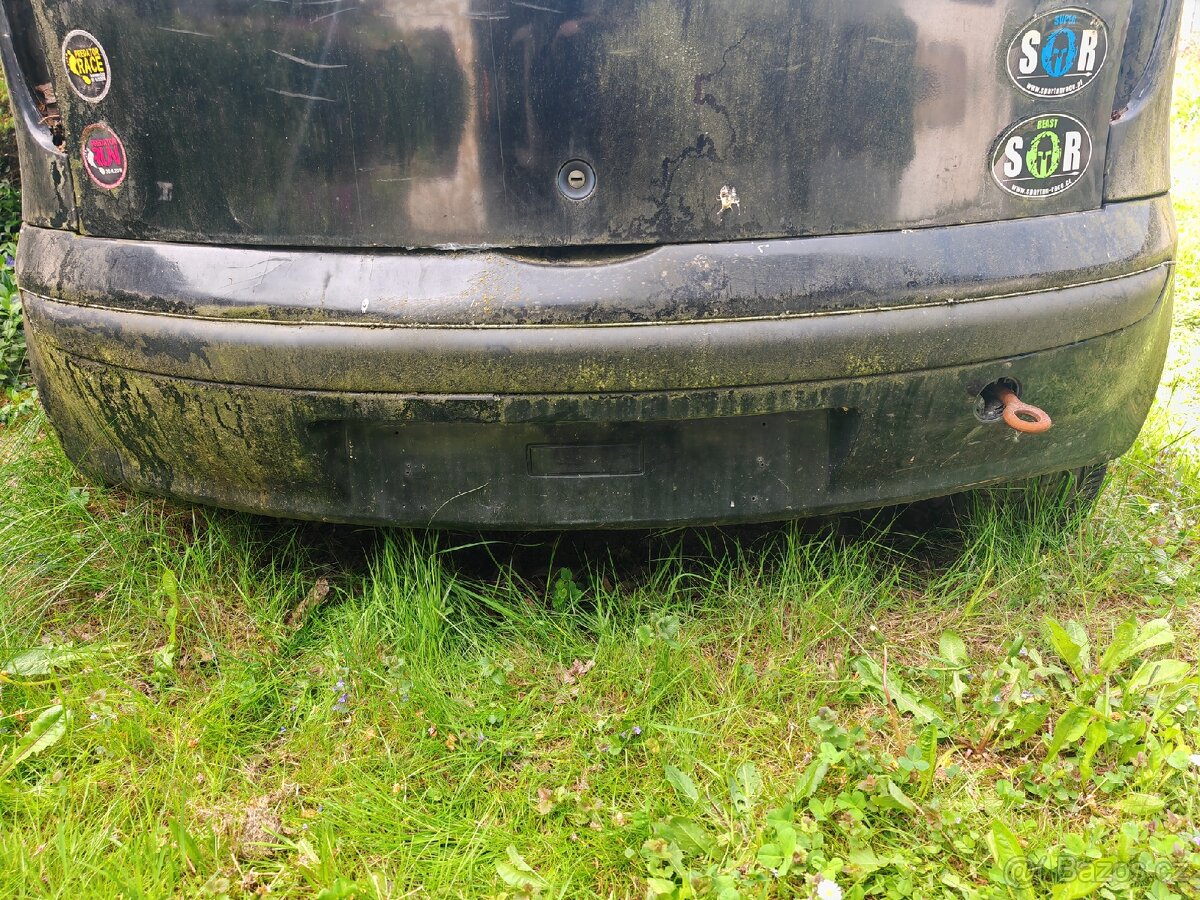 Fiat Punto 2(5-ti dveř.) - zadní černý nárazník