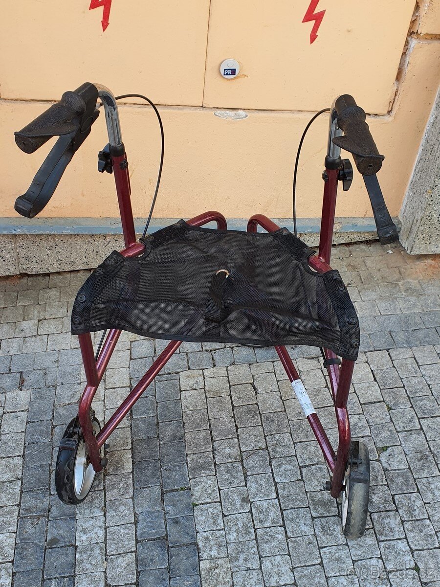 odlehčené seniorské chodítko se sedátkem