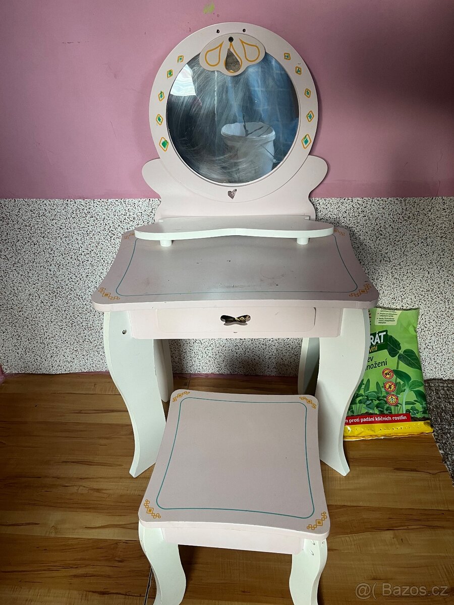 Dětský kosmetický stolek