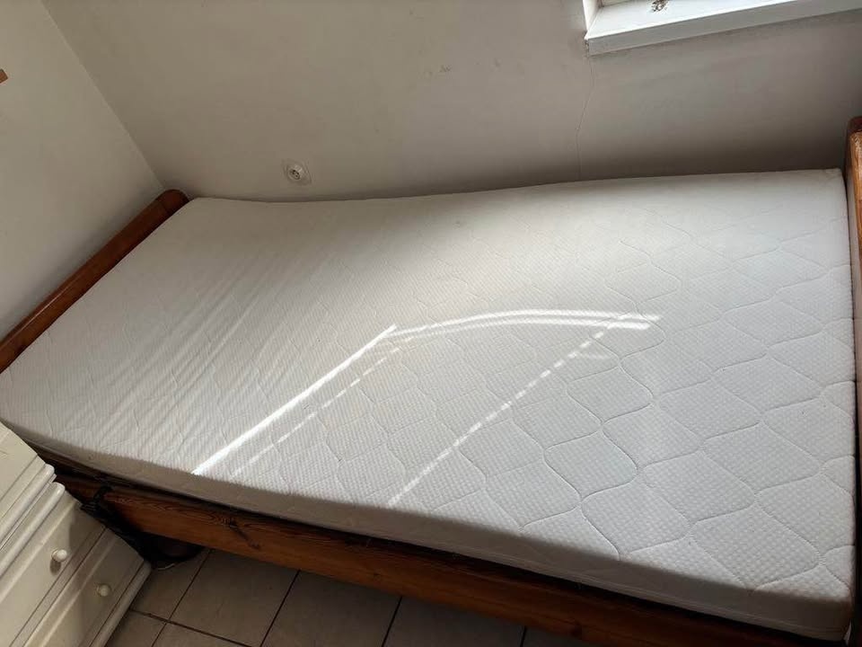 Postel s el. polohovacím roštem vč. matrace