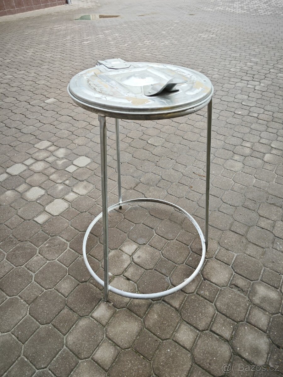 Držák pytlů popelnice