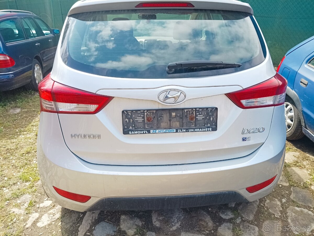Hyundai IX20 stříbrná metalíza RAH náhradní díly