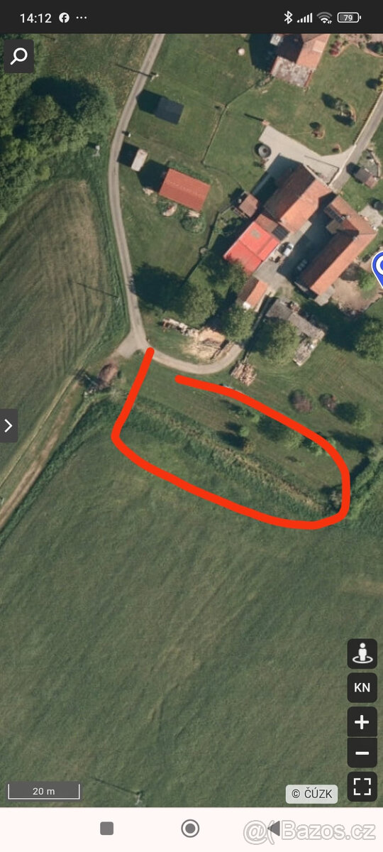 Stavební slunný rovinatý pozemek mimo záplavou zónu