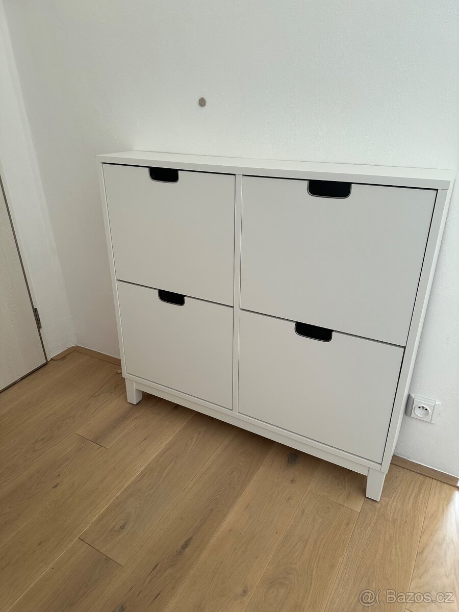Bílý botník nový