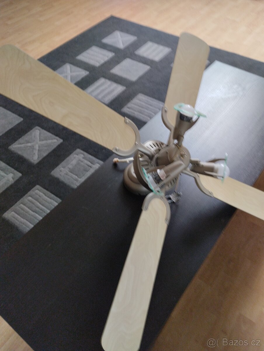 Stropní ventilátor se světlem.