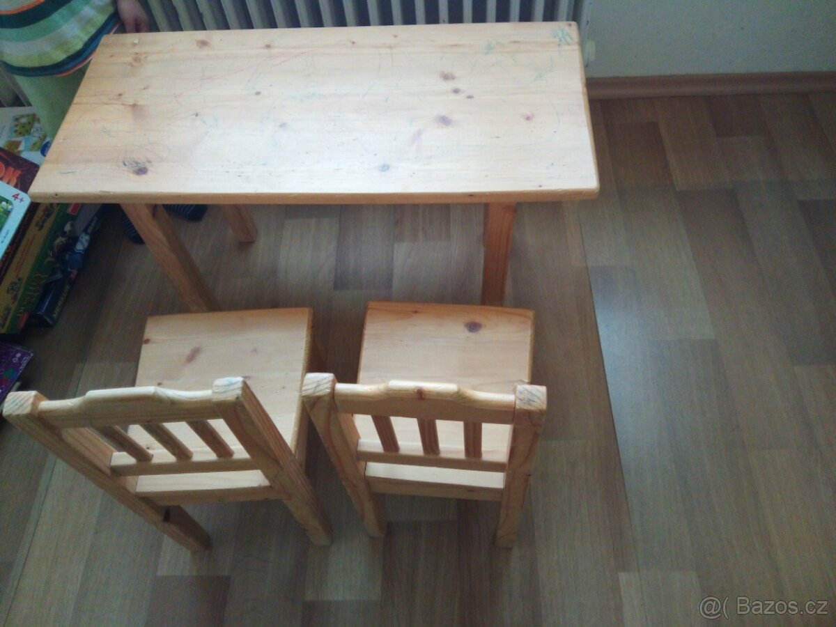 Děktský stůl a židličky