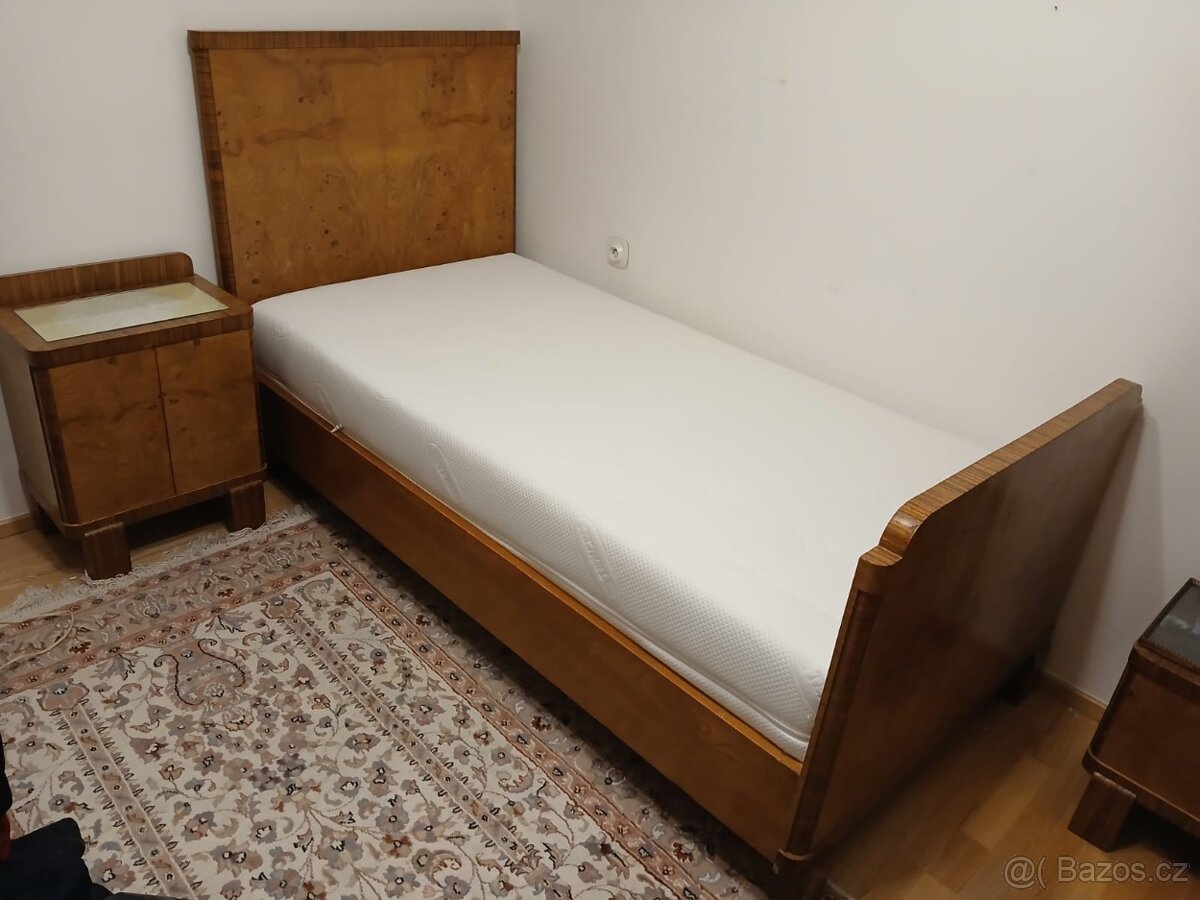 Postel a toaletní stolek