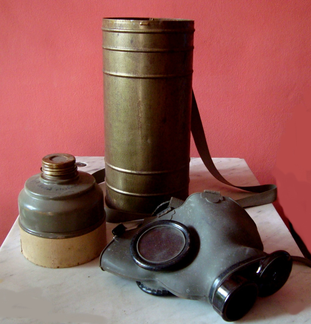 Plynová maska v kovovém pouzdře z 50. let