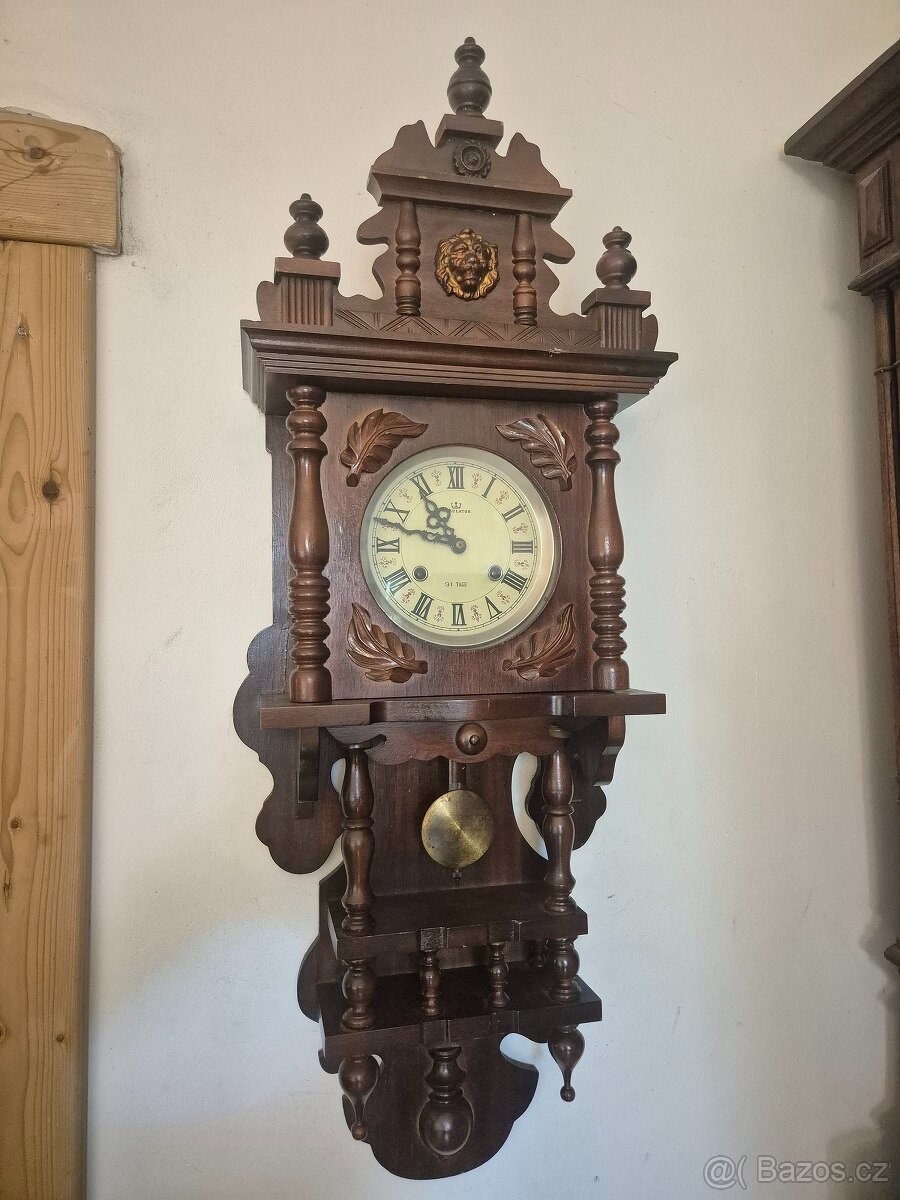 Zajímavě zdobené nástěnné hodiny – krásný design, funkční