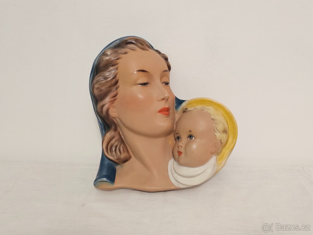 Stará keramická plastika panny Marie a dítěte