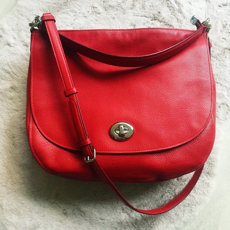 Sytě červená kabelka Coach