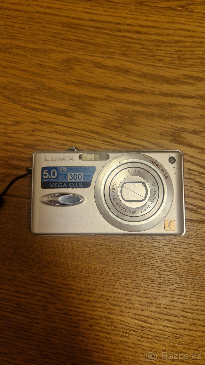 Stříbrný fotoaparát