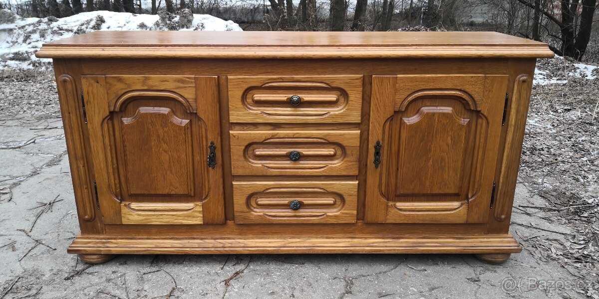 Rustikální masivní komoda