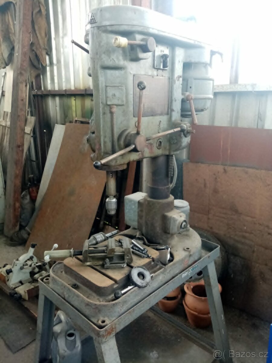 Prodám stolní vrtačku V 20, strojní posuv.