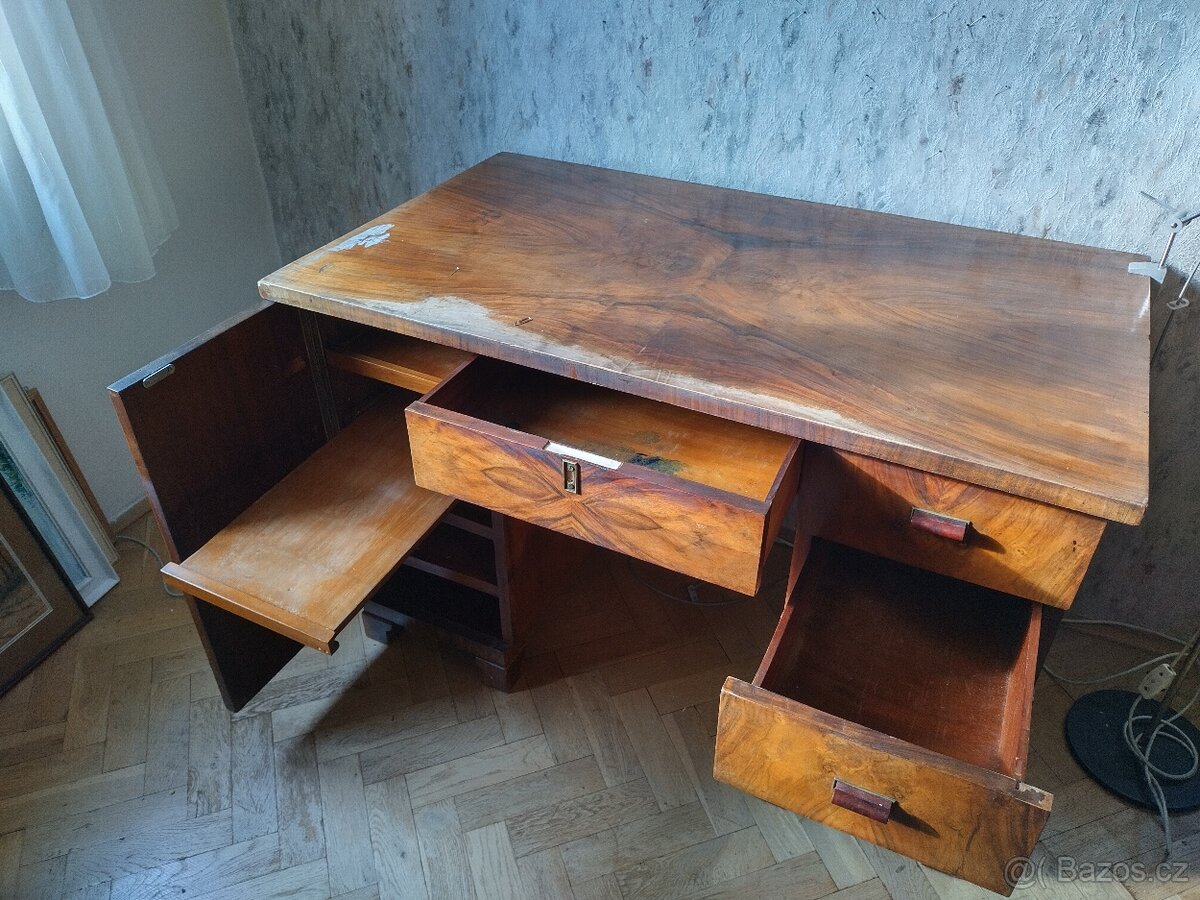 Historický psací stůl