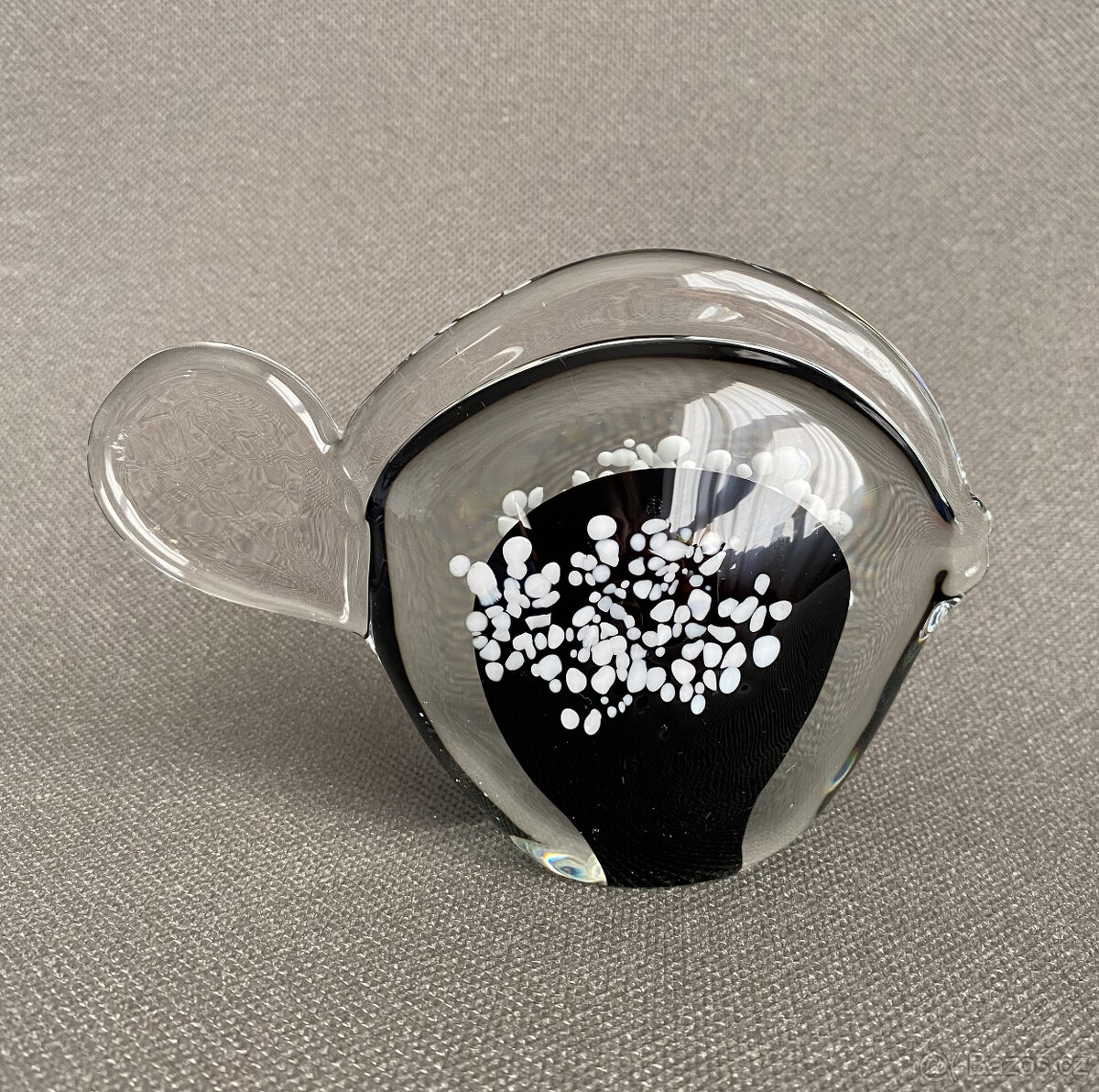 Designová plastika, těžítko Ryba, hutní sklo 11x16 cm