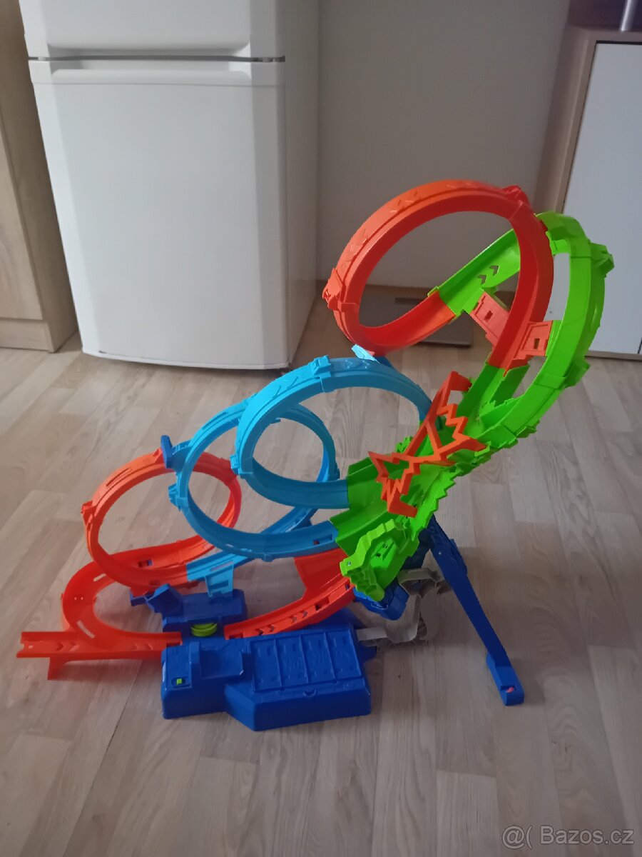 Hot wheels dráha se 4 smyckami