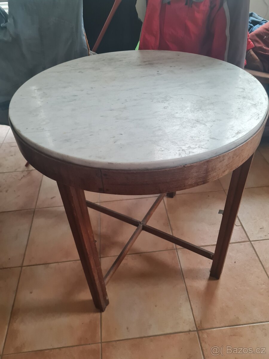 Stůl s kamennou deskou