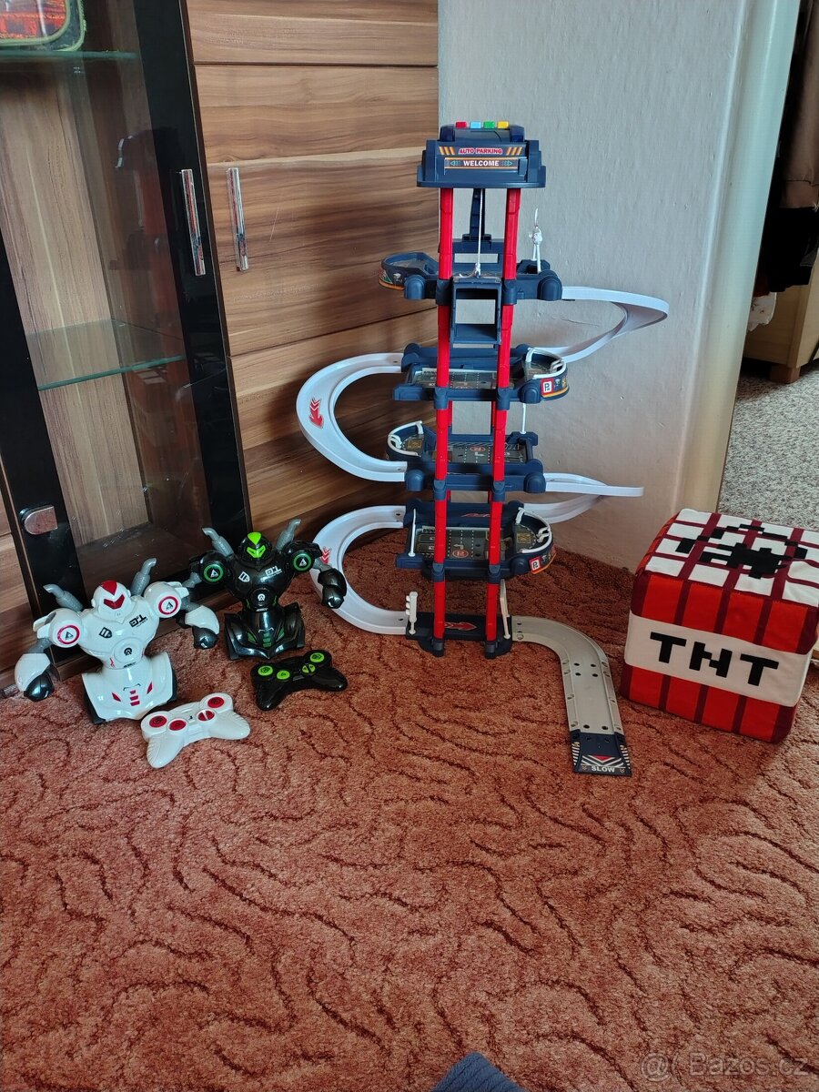 Garáž na autíčka s funkčním výtahem, roboti..