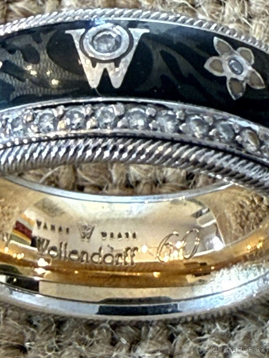 Wellendorff rotující prsten s černým hedvábím a diamantovým