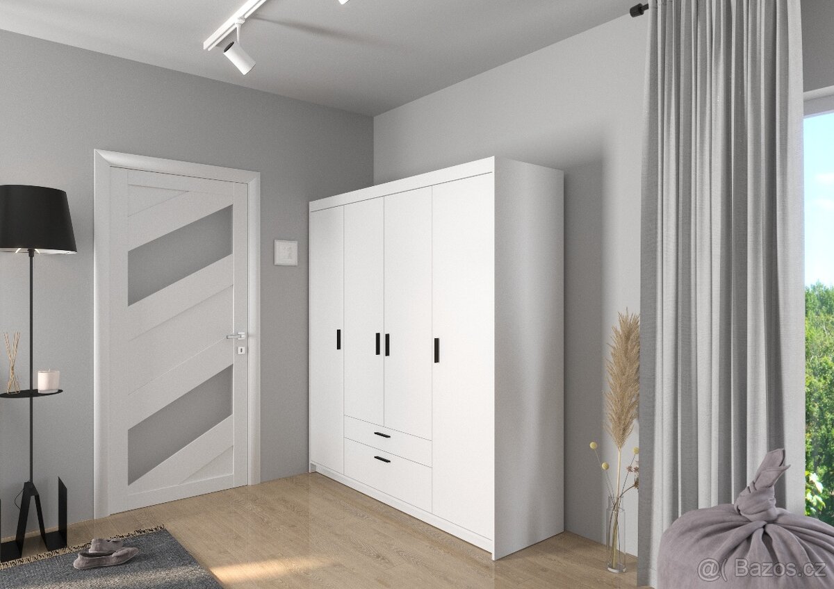 VELKÁ BÍLÁ ŠATNÍ SKŘÍŇ