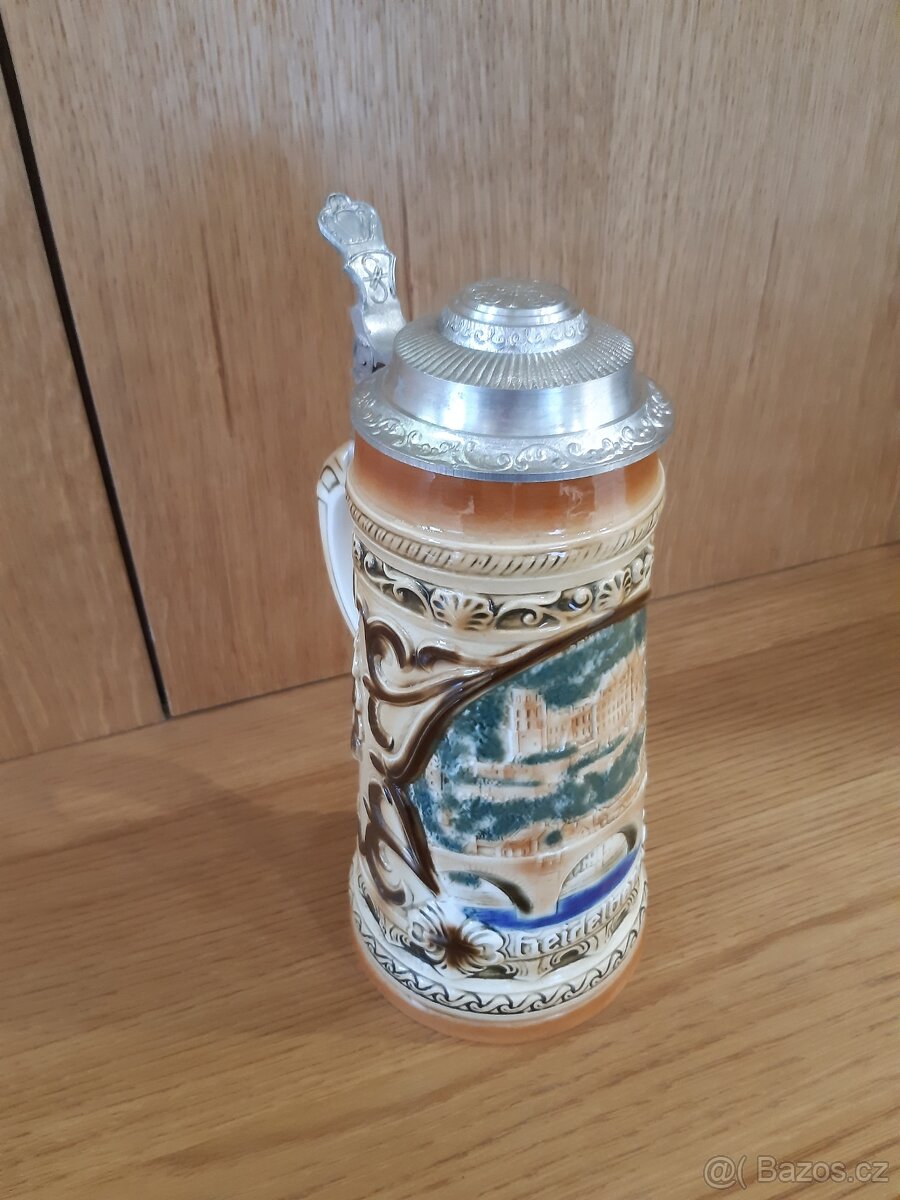 Starožitný korbel s cínovou pokličkou