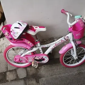 Dětské kolo Minnie stav nového + helma