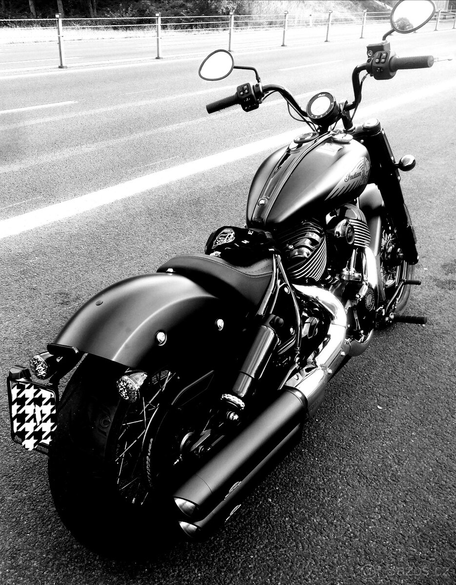 Chief Bobber dark horse najeto 3000tkm