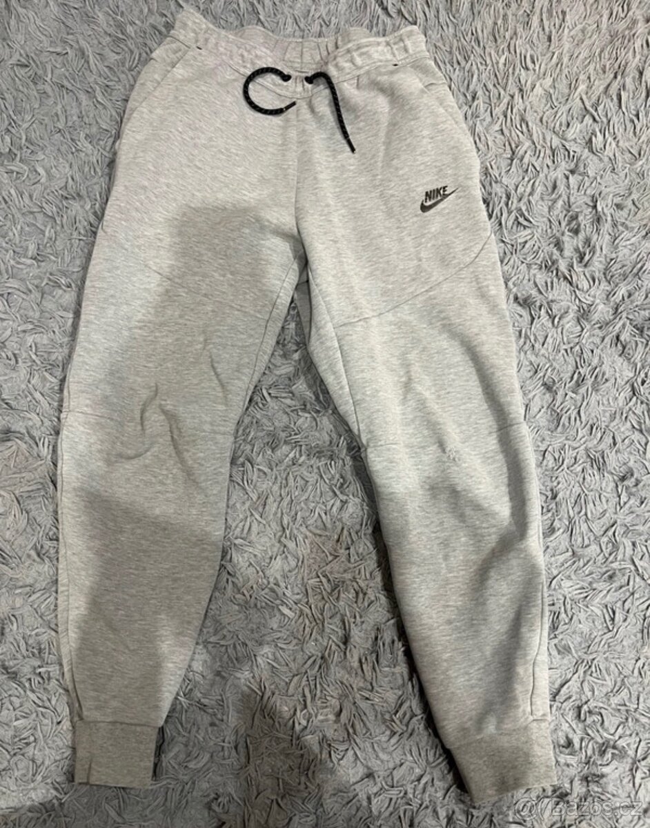 Šedé tepláky značky Nike Tech Fleece