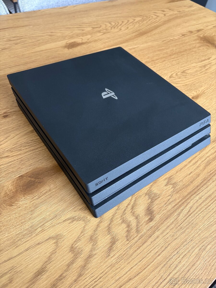 PlayStation 4 - 1TB + 2 ovladače
