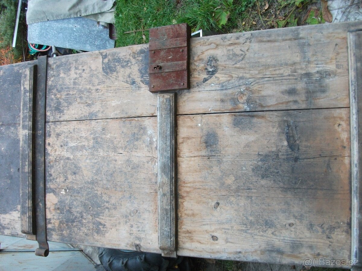 Staré masivní dveře s kováním