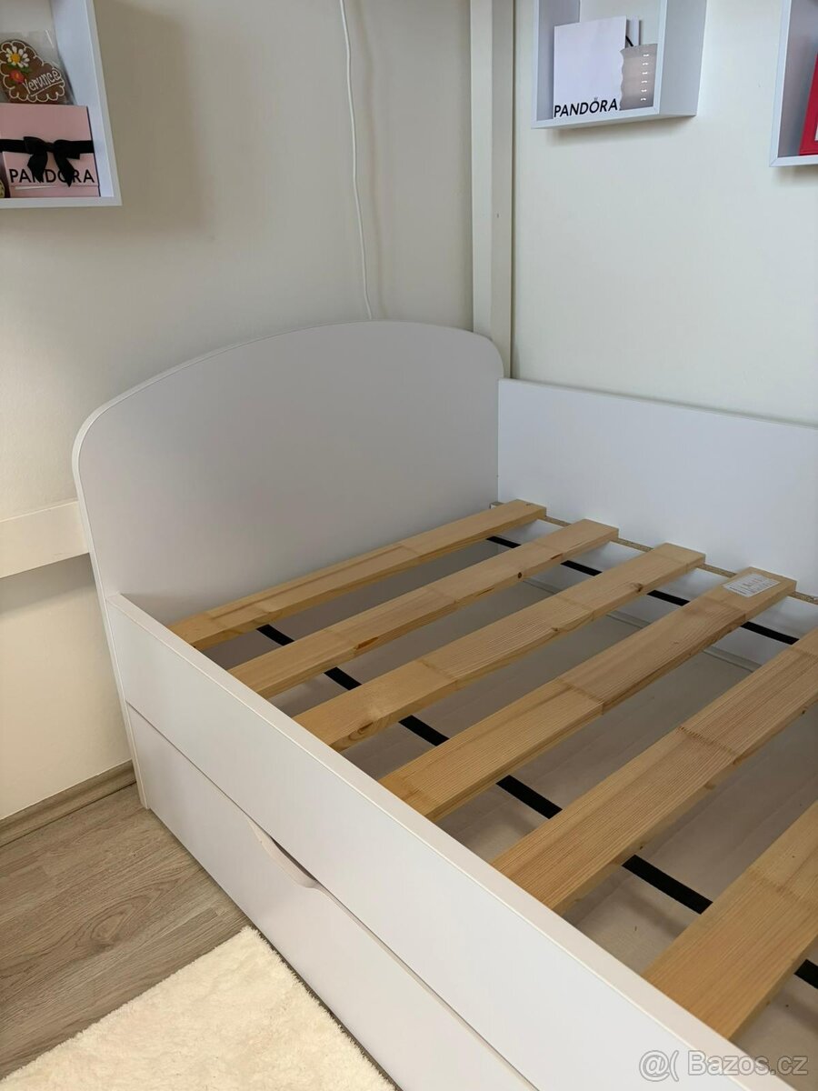 Postel s výsuvným lůžkem