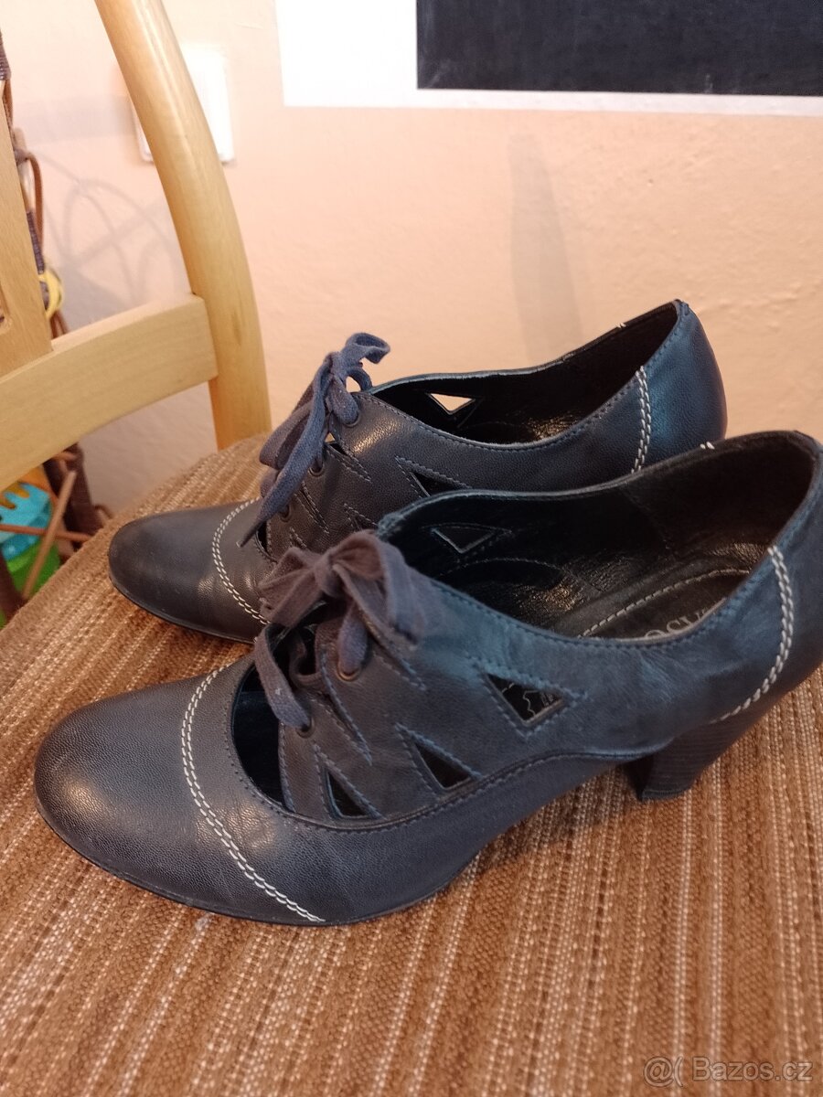 Tmavě modré šněrovací boty Lasocki, vel.37