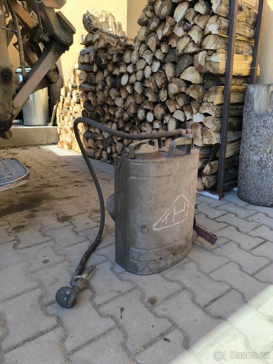 stará vojenská vodní pumpa