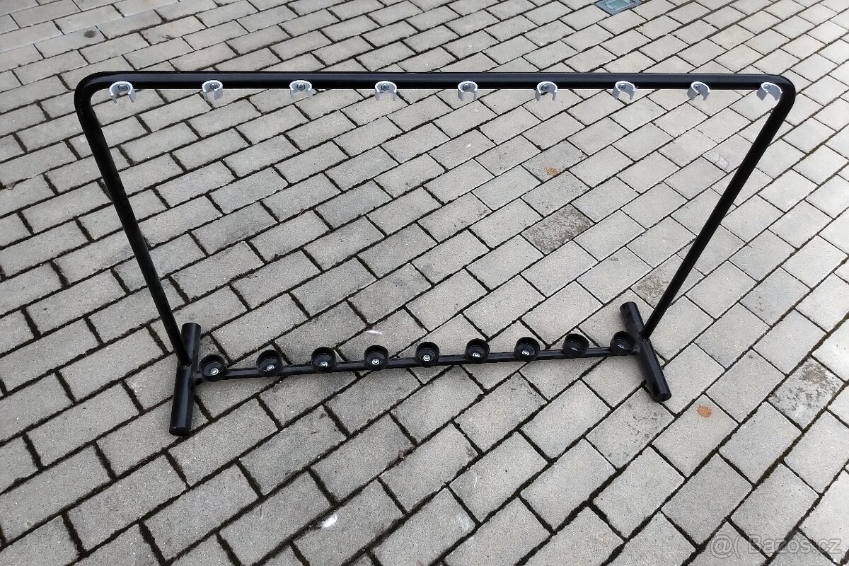 Držák, stojan na berle, nebo zahradní nářadí, hůlky