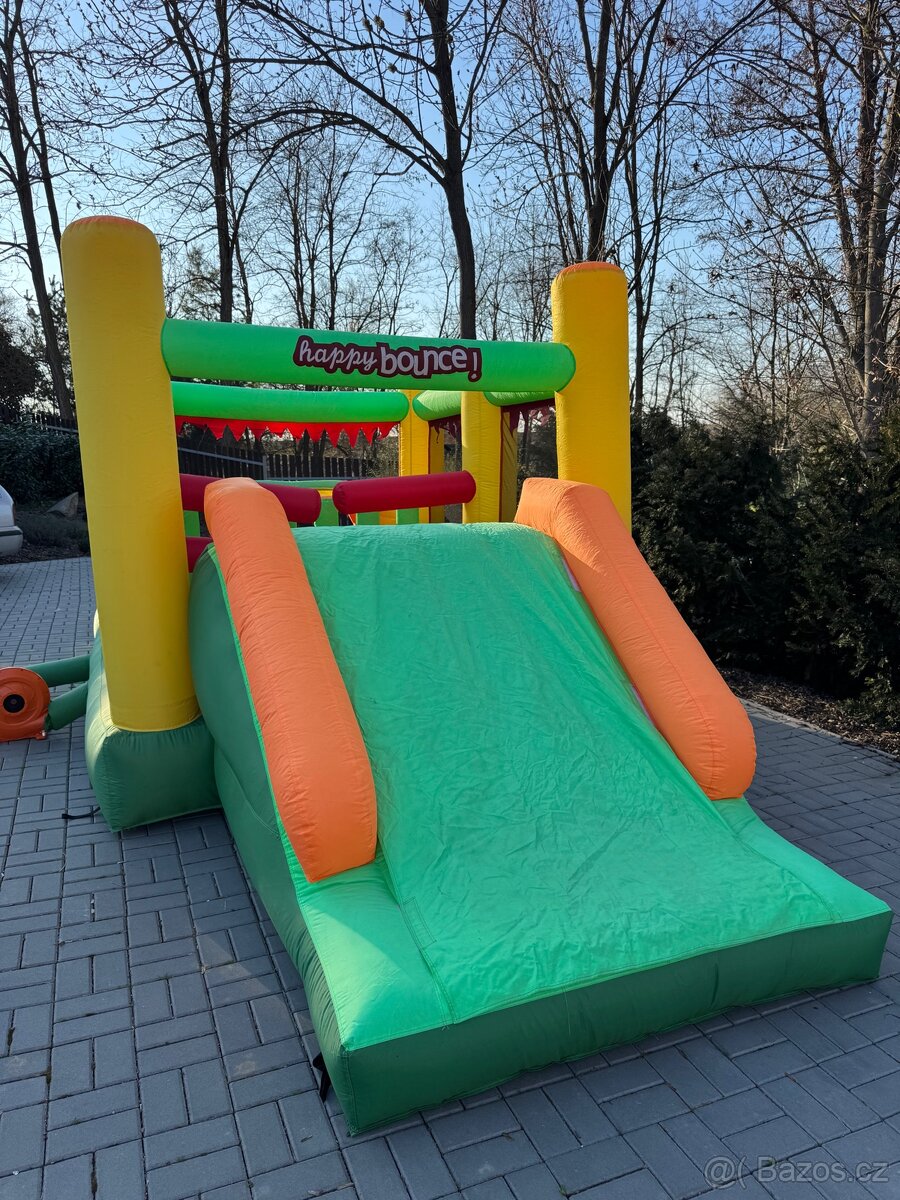 Skákací hrad se skluzavkou