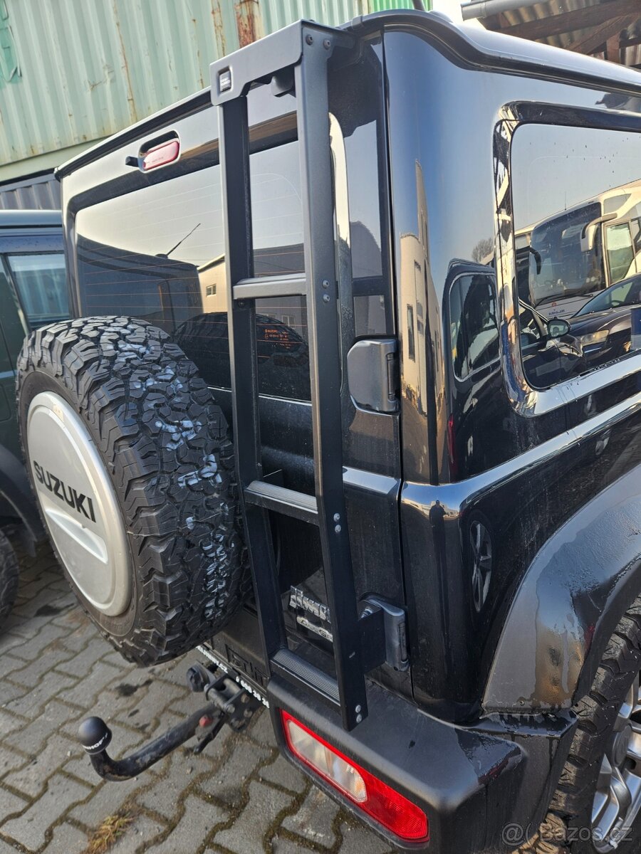 Suzuki Jimny 2018 a mladší - žebřík na zadní dveře