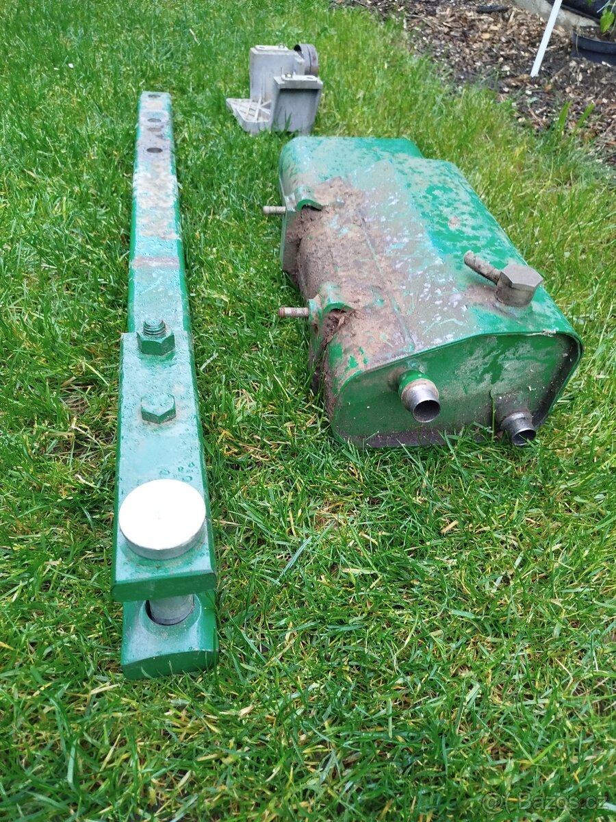 John Deere spodní tažná lišta, přídavná nádrž
