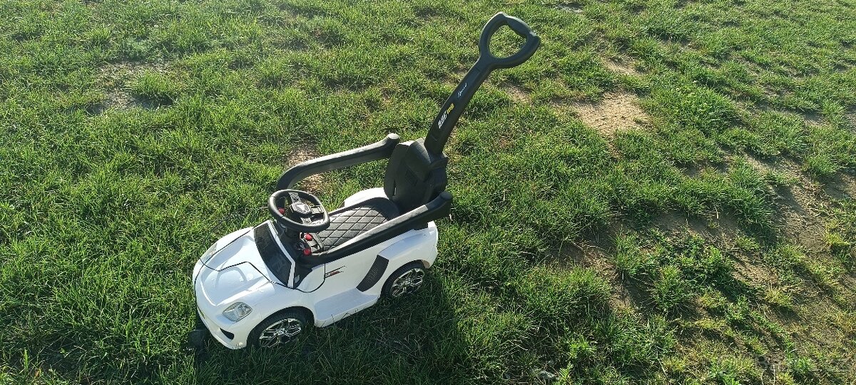 Elektrické autíčko s rukojetí