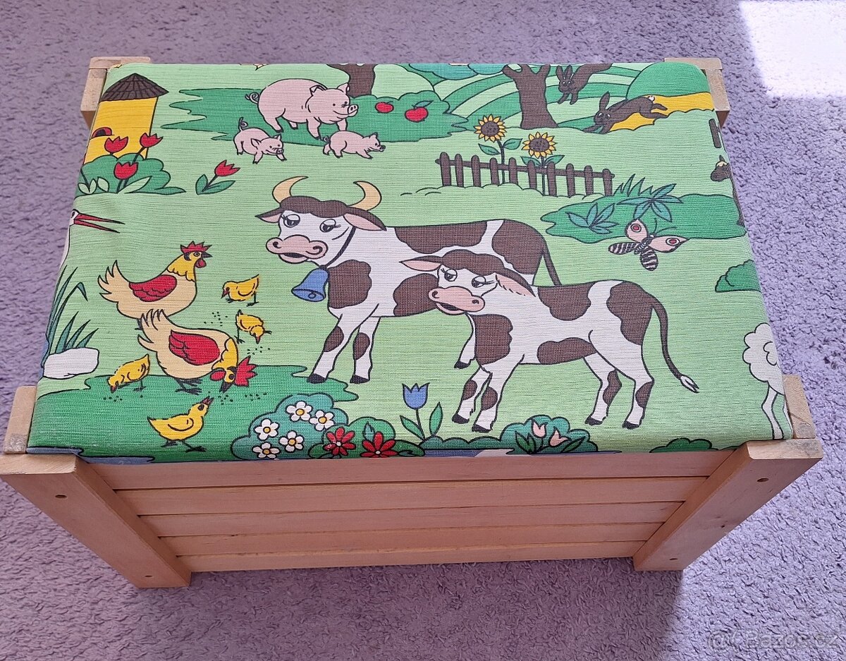 Dřevěný úložný box na hračky + plyšáci zdarma