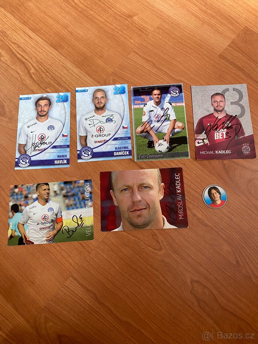 Karty pohlednicového formátu s fotbalisty s podpisy