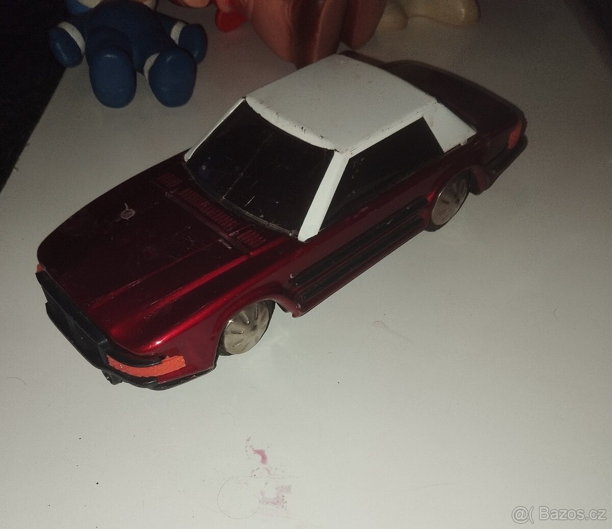 Staré hra ký plechové auto