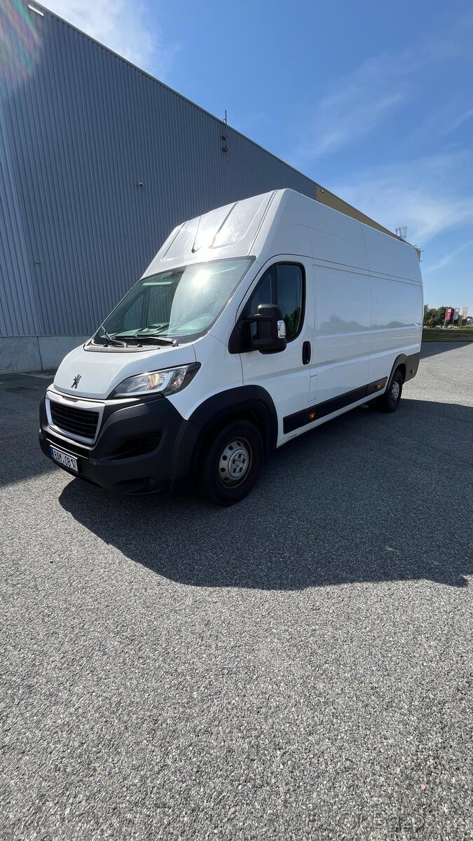 Půjčte si prostornou dodávku Peugeot Boxer L4H3 Maxi