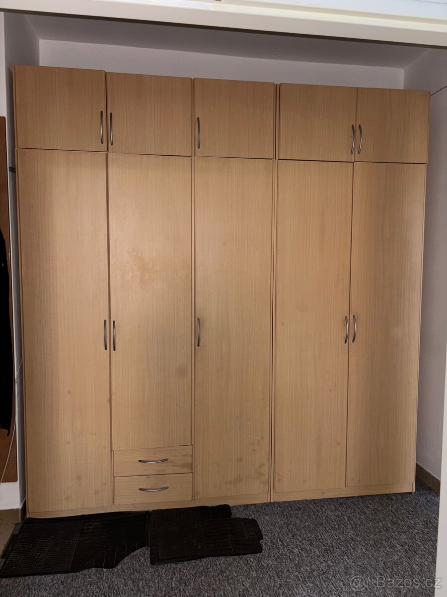 Velká šatní skříň – světlé dřevo, hodně úložného prostoru