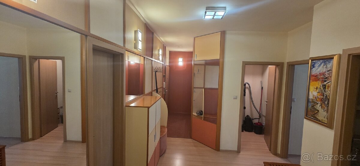 Předsiň - šatní skříň, botníky, skříňky