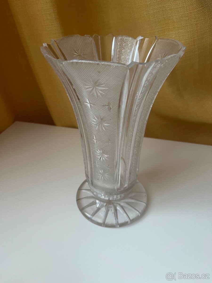 Broušená čirá váza