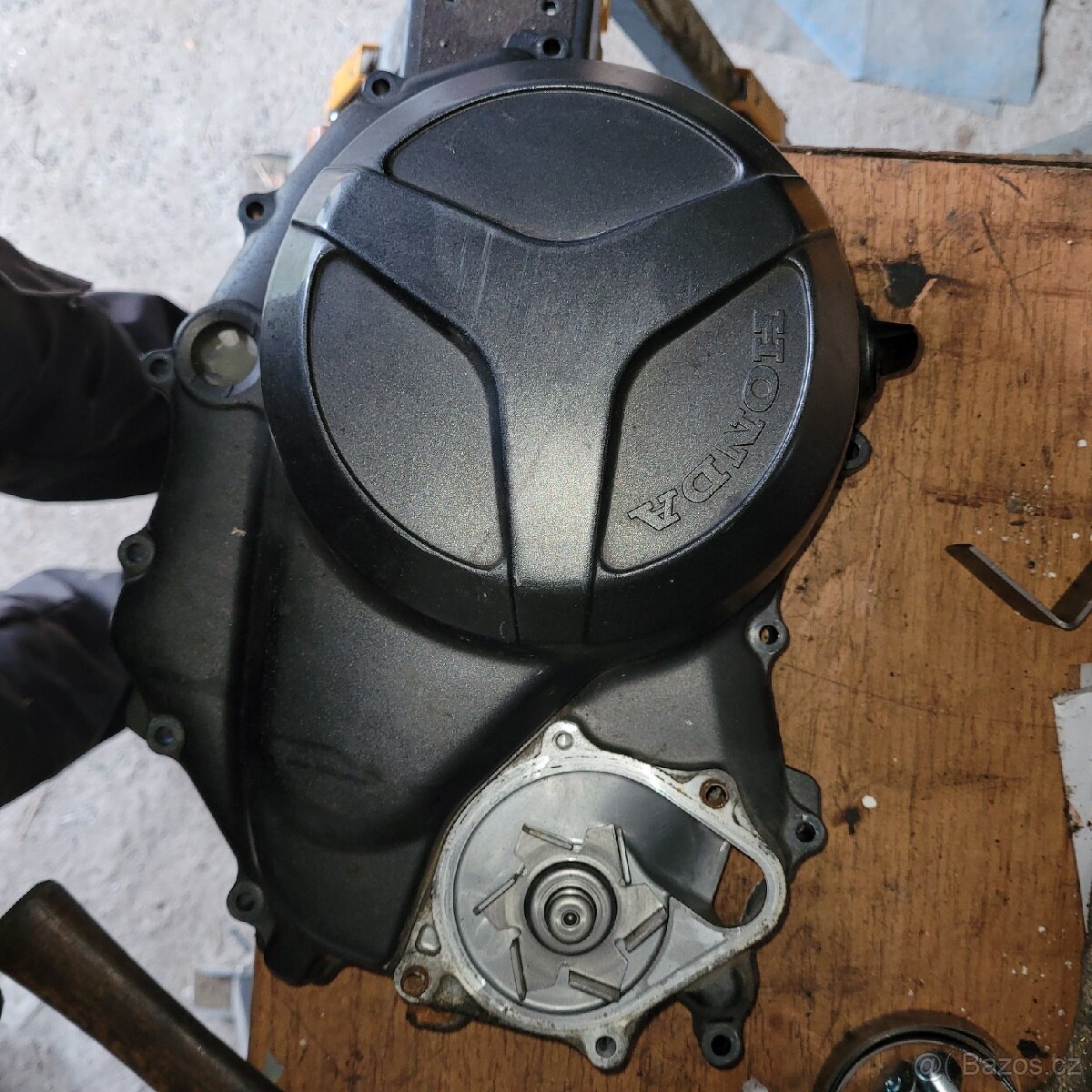Prodám víko motoru VTR1000