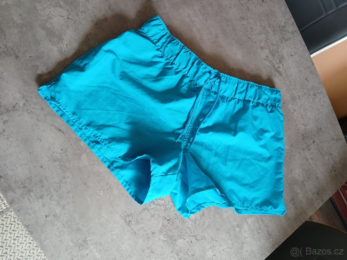 Pěkné nenošené šortky Decatlon vel.42